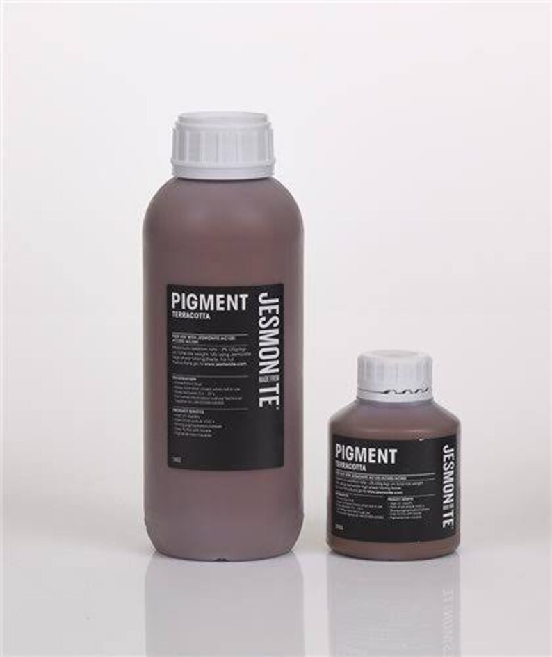 K&ouml;nnte beinhalten: Zwei Flaschen Terrakotta-Pigment, eine gro&szlig;e und eine kleine, mit dem Markennamen "JESSMONTE" auf dem Etikett. Das Etikett enth&auml;lt auch die W&ouml;rter "PIGMENT" und "TERRACOTTA".