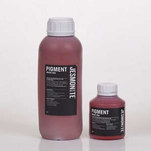 K&ouml;nnte beinhalten: Zwei Flaschen roten Pigments, eine mit 500 ml und eine mit 250 ml, beschriftet mit "Pigment Leuchtend Rot" und "Jessmonte Hergestellt aus der Natur".