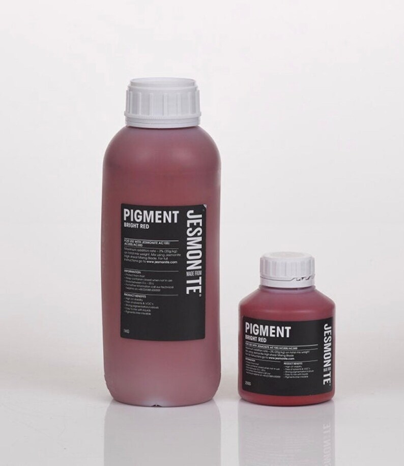 K&ouml;nnte beinhalten: Zwei Flaschen roten Pigments, eine mit 500 ml und eine mit 250 ml, beschriftet mit "Pigment Leuchtend Rot" und "Jessmonte Hergestellt aus der Natur".