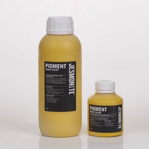 K&ouml;nnte beinhalten: Zwei Flaschen Jesmonite-Pigment in leuchtendem Gelb. Die gr&ouml;&szlig;ere Flasche ist 500 ml und die kleinere Flasche ist 250 ml. Beide Flaschen haben einen wei&szlig;en Verschluss und ein schwarzes Etikett mit dem Text "Pigment Leuchtendes Gelb" und "Jesmonite Hergestellt aus"