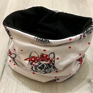 Könnte beinhalten: Weißer Halswärmer mit schwarzem Innenfutter, gemustert mit Illustrationen von französischen Bulldoggen mit roten Polka-Dot-Bandanas und roten Polka-Dots. Ein warmes und stilvolles Accessoire.