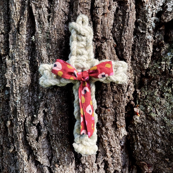 Croix en macramé murale, crucifix chrétien en corde et ruban