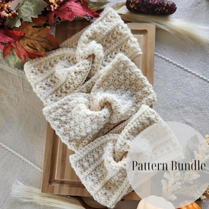 Puede incluir: Cuatro diademas de ganchillo de color crema con un diseño de nudo retorcido están apiladas en una bandeja de madera. Las diademas tienen un patrón texturizado. Las palabras "Pattern Bundle" son visibles en la esquina inferior derecha.