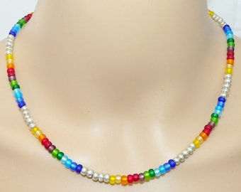 Halskette, Kette, zart, Collier, Necklace, Glasperlen, rot, grün, blau, gelb, bunt, mehrfarbig, multicolor,