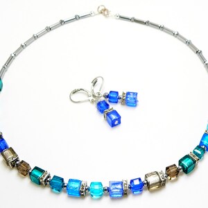 Set di gioielli composto da 2 pezzi: collana, orecchini, cubo, vetro, lavorazione a lume, strass, blu, turchese, verde acqua, grigio