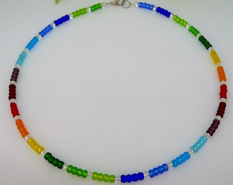 Halskette, Kette, zart, Collier, Necklace, Glasperlen, rot, grün, blau, gelb, bunt, mehrfarbig, multicolor,