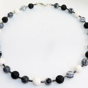 chain, necklace, pearl necklace, collier, pearls, synth malachite, foam coral, lava pearls, black, white, silver,