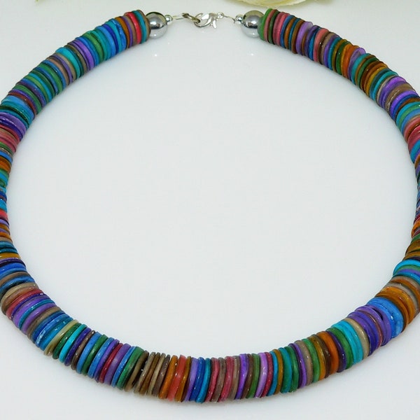 Necklace, shell necklace, shell discs, red, green, blue, yellow, colorful, multicolor, multi-colored,