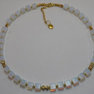 Cadena, collar, collier, cadena de cubos, perlas, cubos de piedra lunar, pedrería, cubos de metal, blanco, oro,