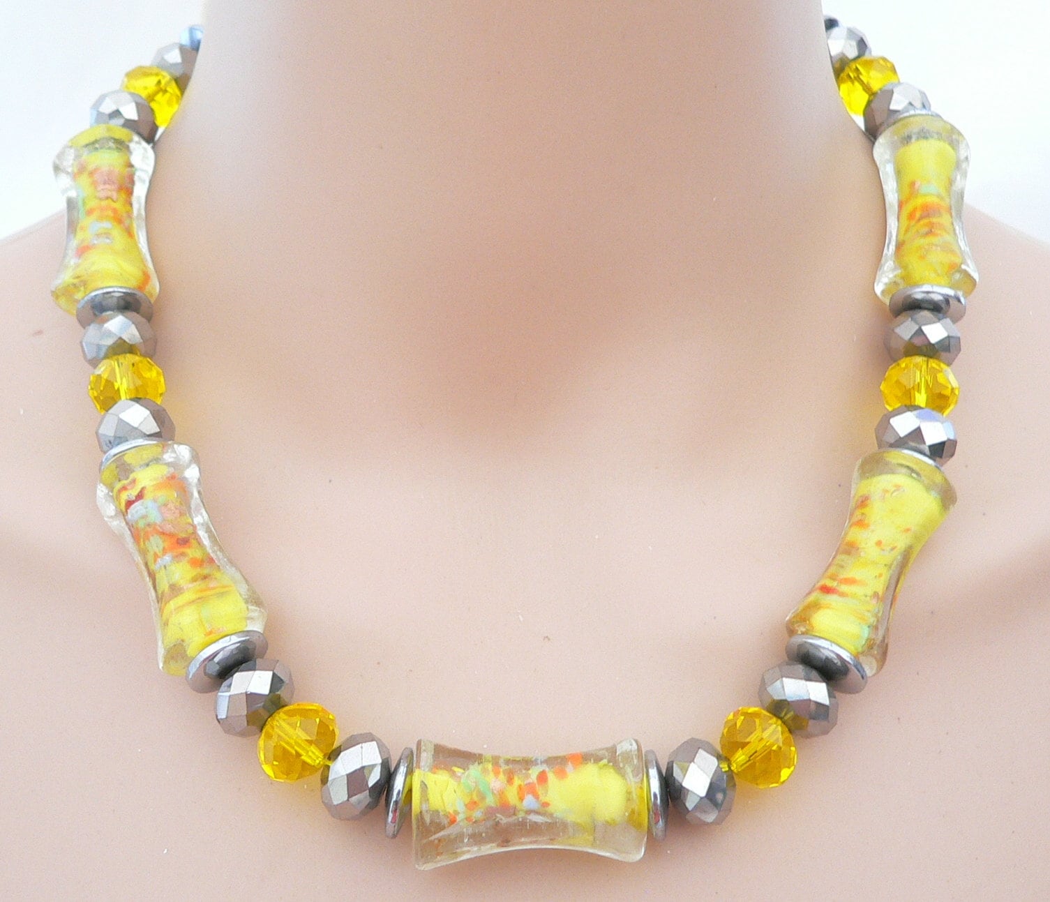Collier Déclaration Perles De Nacre Et Verre Murano – 43 Cm – Inclusions Or – Occasion Très Bon état