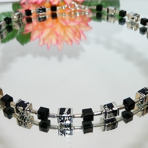 Ketting, ketting, collier, ketting van kubussen, kubus, glazen kubus, kristallen glazen kubus, metalen plaat, metalen pinnen, zwart, zilver,