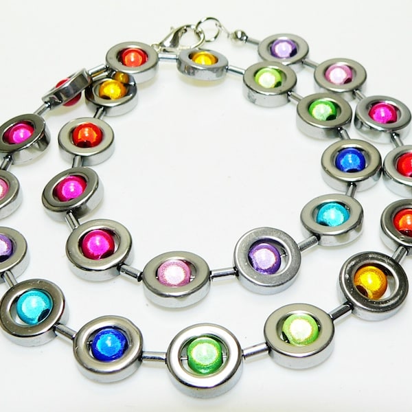 Ketting, ketting, parelketting, hematietringen, wonderparels, kleurrijk, veelkleurig, rood, geel, groen, blauw, paars, veelkleurig