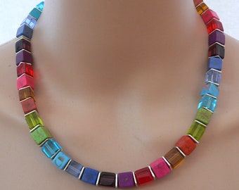 Kette, Halskette, Würfelkette, Necklace, Cube, Howlith, Glas, bunt, multicolor, rot, grün, blau, gelb,