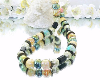 Chain, necklace, collier, pearl necklace, glass jewellery, metal elements, pastel, green, light green, beige, cream, aqua, black