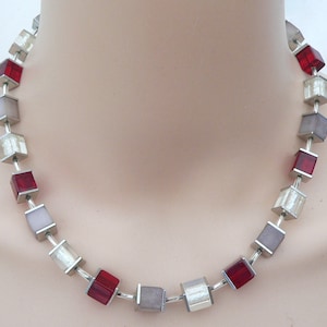 Cadena, collar, collier, cadena de cubos, cubo, vidrio, efecto polar, placa de metal, rojo, gris, crema, blanco