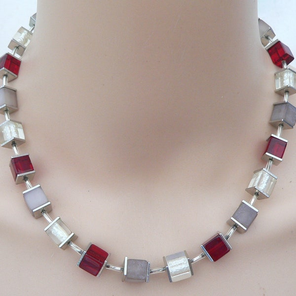 ketting, ketting, collier, ketting van kubussen, kubus, glas, polair effect, metalen plaat, rood, grijs, crème, wit,