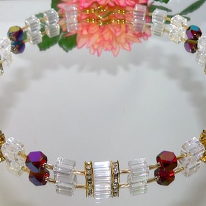 Ketting, ketting, ketting van kubussen, kubus, glazen kubus, strass, glinsterend, veelkleurig, veelkleurig, goud, rood, donkerrood,