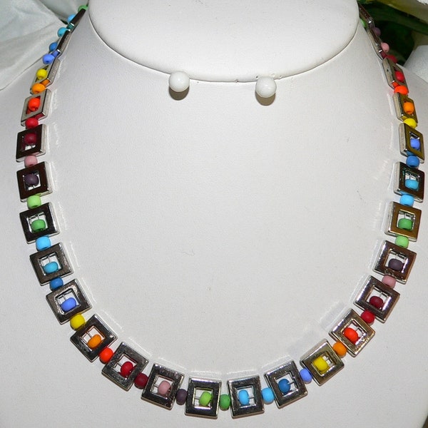 Halskette, Kette, Collier, Necklace, Metallrahmen, Glas, Perlen, rot, grün, blau, gelb, mehrfarbig, bunt,