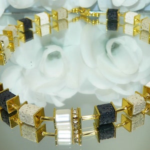 Kette, Halskette, Collier, Würfelkette, Necklace, Cube, Lavawürfel, Polariswürfel, Metallplättchen, gold, schwarz, weiss, sand, beige, Bild 1