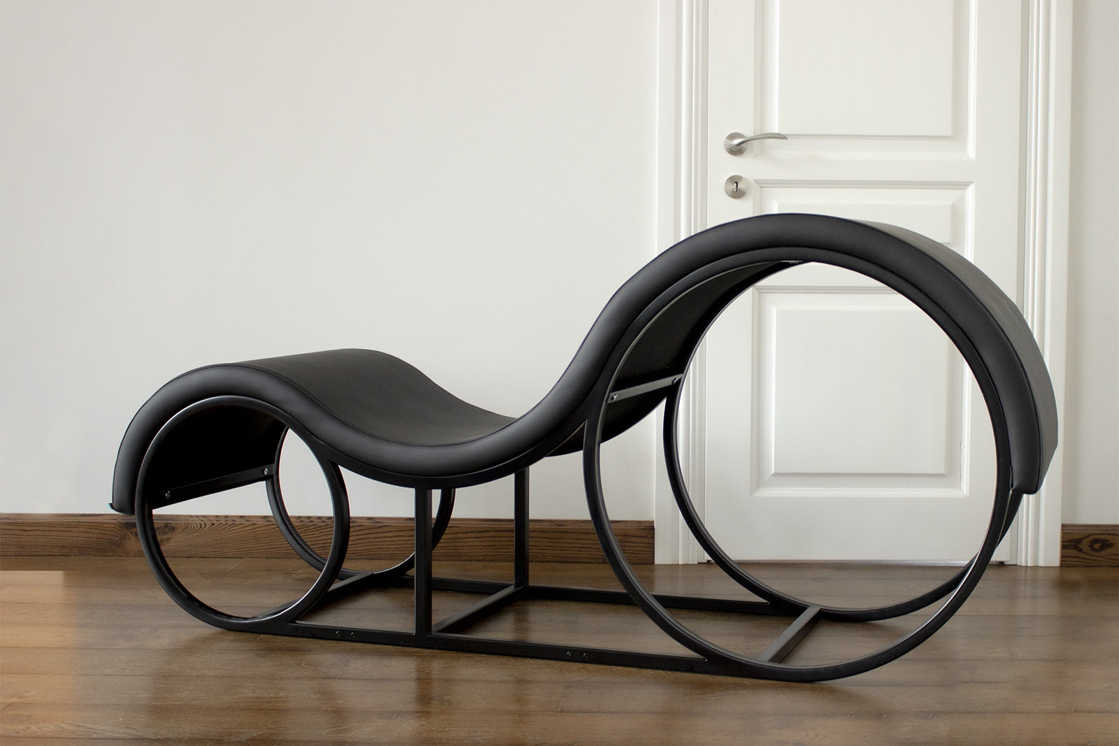 Sex Sofa, schwarz Kunstleder, Tantra Liege, Design Möbel, Erotik Couch  Kamasutra