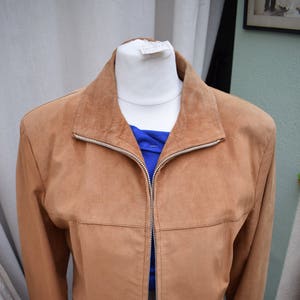 Veste en cuir flambant neuve. Veste en cuir femme