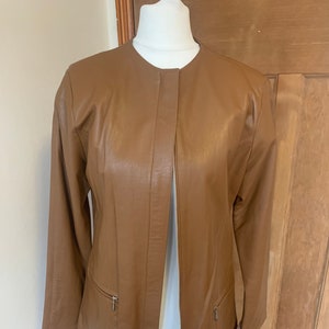 Veste en cuir flambant neuve. Veste en cuir femme