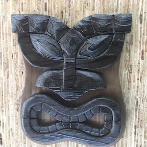 バーや隠れ家にぴったりの、無地の天然木仕上げのティキマスク