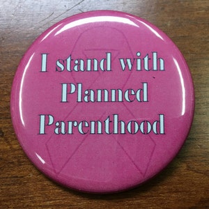 2 1/4 インチのピンバック ボタン。私は Planned Parenthood を支持します。