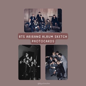 Può includere: Fototessere con più immagini di un gruppo musicale. L'immagine in alto mostra il gruppo in abiti scuri, seduti su un divano. Il testo "BTS Arirang Album Sketch Photocards" è visualizzato. Sotto ci sono due immagini aggiuntive, una in bianco e nero.