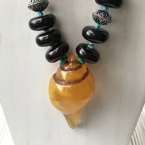 Harz-Schmuck; Harzhalskette; Muschelkette; Harz Muschelschmuck; Perlenkette; Shankh; Shankha; Harzperlen; Harz-Perlen-Halskette