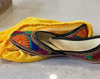 Indian shoes; Leather; Leather sandals; Jutti; Punjabi jutti; Colorful shoes; Multicolor shoes; Embroidered shoes