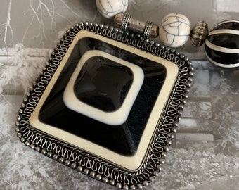 Black and white necklace; Black and white, Black and white beads; Black and white pendant; Black and white Tibetan necklace; Beaded necklace