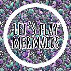 K&ouml;nnte beinhalten: Ein verspieltes Muster mit Meerjungfrauen, Seesternen und Wasserpflanzen in Lila, T&uuml;rkis und Grau. Der Text "LET'S PLAY MERMAIDS" ist in einem wei&szlig;en Kreis dargestellt und verleiht dem Design eine spielerische Note.