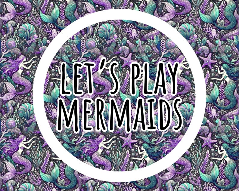 K&ouml;nnte beinhalten: Ein verspieltes Muster mit Meerjungfrauen, Seesternen und Wasserpflanzen in Lila, T&uuml;rkis und Grau. Der Text "LET'S PLAY MERMAIDS" ist in einem wei&szlig;en Kreis dargestellt und verleiht dem Design eine spielerische Note.