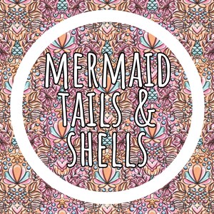 Może przedstawiać: Kolorowy wz&oacute;r z motywami kwiatowymi i muszlowymi w odcieniach r&oacute;żu, pomarańczy i błękitu. Tekst "MERMAID TAILS & SHELLS" wyświetlany jest w białym okręgu, idealny do produkt&oacute;w z motywem syreny.
