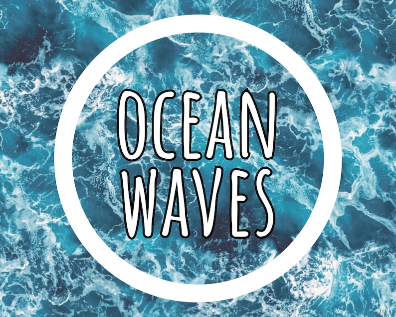 Op de afbeelding: Een digitale afbeelding met een witte cirkelvormige lijst met de woorden "OCEAN WAVES" in vette, zwarte letters. De achtergrond is een gestructureerd patroon van blauwe oceaangolven, wat een samenhangend en thematisch ontwerp cre&euml;ert.