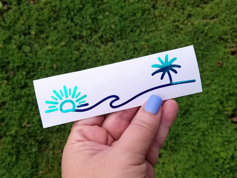 Puede incluir: Una pegatina con un dise&ntilde;o degradado azul y verde que presenta un sol, una ola y una palmera. La pegatina est&aacute; sobre un fondo blanco.