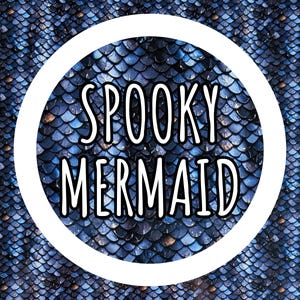 Op de afbeelding: Een cirkelvormig ontwerp met de tekst "SPOOKY MERMAID" in witte, vette letters tegen een achtergrond van blauwe, schubachtige patronen. De tekst staat in een witte cirkel.