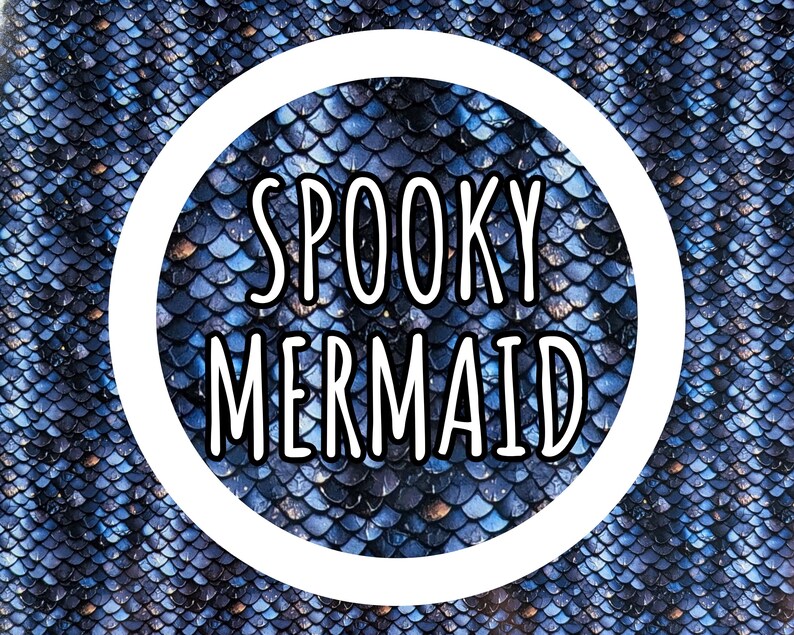 Op de afbeelding: Een cirkelvormig ontwerp met de tekst "SPOOKY MERMAID" in witte, vette letters tegen een achtergrond van blauwe, schubachtige patronen. De tekst staat in een witte cirkel.