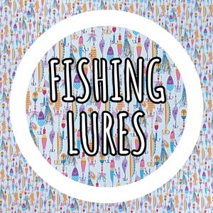 K&ouml;nnte beinhalten: Ein gemusterter Hintergrund mit bunten Angelk&ouml;dern in Blau, Lila, Orange und Gelb. Die Worte "FISHING LURES" sind in einer wei&szlig; umrandeten schwarzen Schrift in einem wei&szlig;en Kreis.