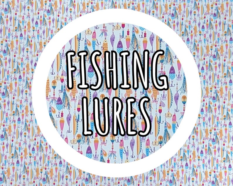 K&ouml;nnte beinhalten: Ein gemusterter Hintergrund mit bunten Angelk&ouml;dern in Blau, Lila, Orange und Gelb. Die Worte "FISHING LURES" sind in einer wei&szlig; umrandeten schwarzen Schrift in einem wei&szlig;en Kreis.