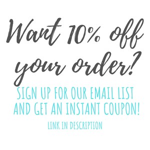 Może przedstawiać: Białe tło z tekstem w stylu odręcznym. Tekst brzmi "Want 10% off your order?" w ciemnoszarym kolorze, a następnie "SIGN UP FOR OUR EMAIL LIST AND GET AN INSTANT COUPON!" w turkusowym. "LINK IN DESCRIPTION" jest r&oacute;wnież w kolorze turkusowym.