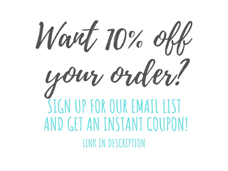 Może przedstawiać: Białe tło z tekstem w stylu odręcznym. Tekst brzmi "Want 10% off your order?" w ciemnoszarym kolorze, a następnie "SIGN UP FOR OUR EMAIL LIST AND GET AN INSTANT COUPON!" w turkusowym. "LINK IN DESCRIPTION" jest r&oacute;wnież w kolorze turkusowym.