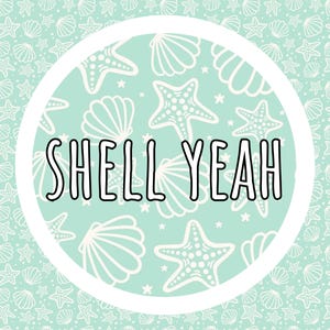 K&ouml;nnte beinhalten: Ein rundes Grafikdesign mit dem Text "SHELL YEAH" in schwarzer Schrift. Das Design befindet sich vor einem hellblauen Hintergrund mit wei&szlig;en Muschel- und Seesternmustern.