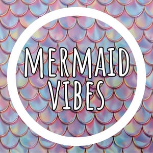 K&ouml;nnte beinhalten: Ein Hintergrund mit einem Schuppenmuster in Rosa, Blau und Lila. Ein wei&szlig;er Kreis in der Mitte enth&auml;lt die Worte "MERMAID VIBES" in fetter, schwarzer Schrift. Das Thema ist aquatisch und fantastisch.