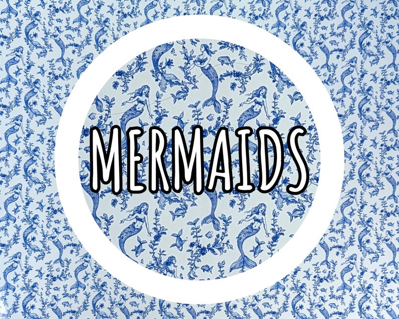 Może przedstawiać: Biały okrągły wz&oacute;r z napisem "MERMAIDS" czarnymi literami z białym obrysem, na tle niebiesko-białego wzoru syrenki. Wz&oacute;r przedstawia syreny, ryby i rośliny wodne.