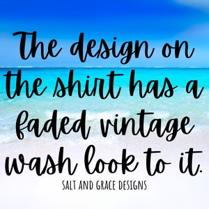 Puede incluir: Una escena de playa con una cita sobre un dise&ntilde;o de camiseta: "The design on the shirt has a faded vintage wash look to it." La cita est&aacute; en texto negro sobre fondo blanco. El texto "SALT AND GRACE DESIGNS" est&aacute; debajo de la cita.