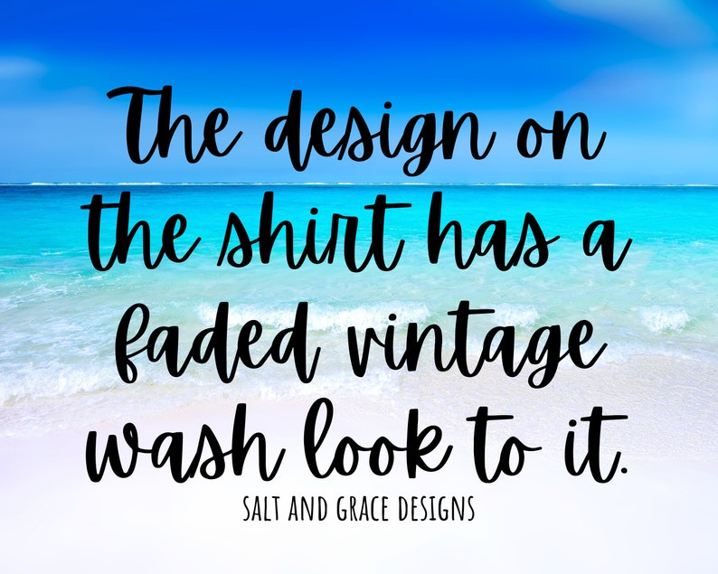 Puede incluir: Una escena de playa con una cita sobre un dise&ntilde;o de camiseta: "The design on the shirt has a faded vintage wash look to it." La cita est&aacute; en texto negro sobre fondo blanco. El texto "SALT AND GRACE DESIGNS" est&aacute; debajo de la cita.