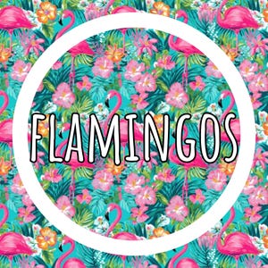K&ouml;nnte beinhalten: Ein lebendiges tropisches Muster mit rosa Flamingos, Blumen und &uuml;ppigem gr&uuml;nen Laub vor einem t&uuml;rkisfarbenen Hintergrund. Das Wort "FLAMINGOS" wird in einer wei&szlig; umrandeten Schrift in einem wei&szlig;en Kreis angezeigt.