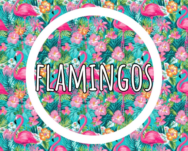 K&ouml;nnte beinhalten: Ein lebendiges tropisches Muster mit rosa Flamingos, Blumen und &uuml;ppigem gr&uuml;nen Laub vor einem t&uuml;rkisfarbenen Hintergrund. Das Wort "FLAMINGOS" wird in einer wei&szlig; umrandeten Schrift in einem wei&szlig;en Kreis angezeigt.